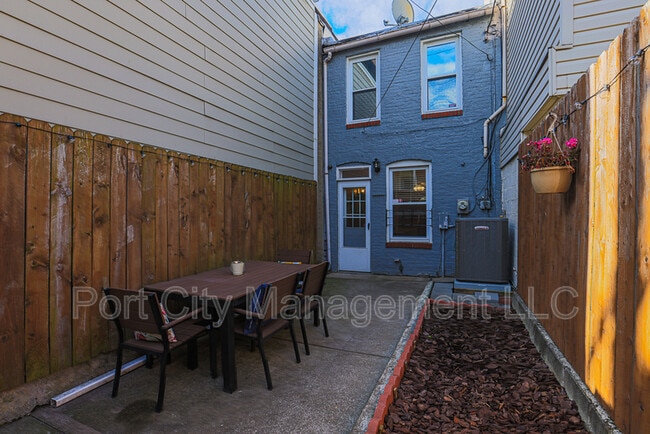 Building Photo - 813 S Belnord Ave