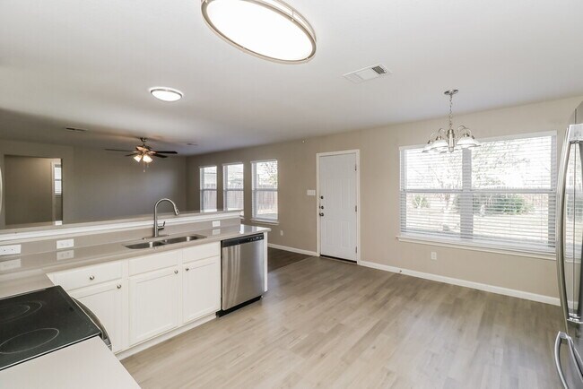 Building Photo - 208 Rinehardt St