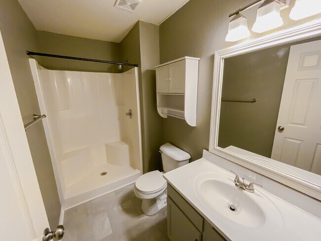 Building Photo - Welcome home to this charming 4-bedroom, 2.5-bath home in Noblesville!
