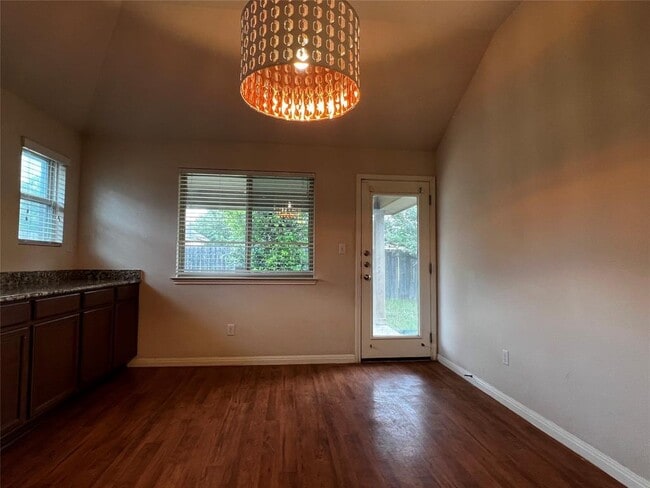 Building Photo - 2708 Cottonwood Shores Dr
