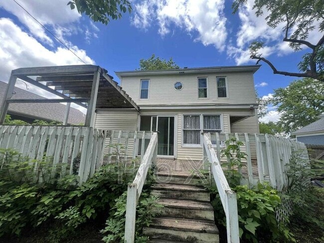 Building Photo - 2628 E 8th St