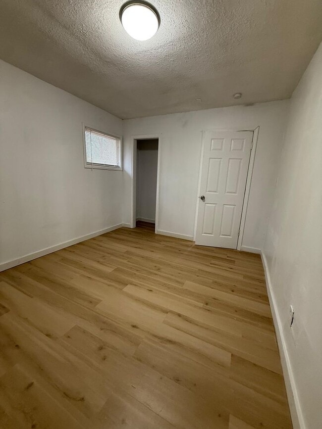 Building Photo - 4 bed 1 Bath