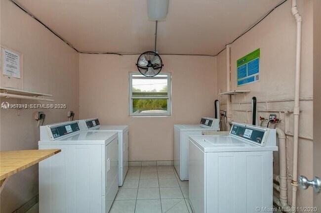 Building Photo - 581 Blue Heron Dr