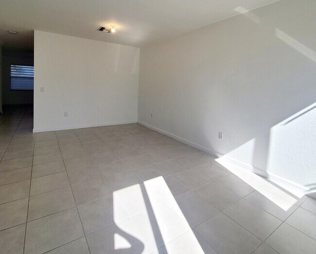 Building Photo - 20756 NE 5th Ct
