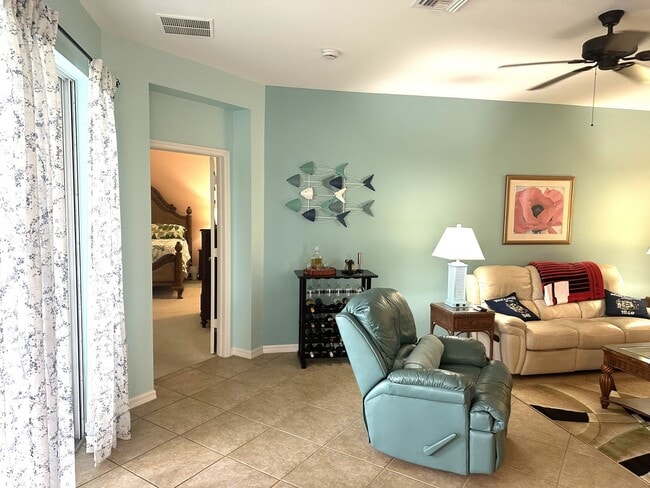 Building Photo - FURNISHED/TURNKEY 2+Den, 2 bath 1 car garage 1st floor condo in River Hall