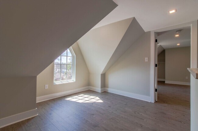 Building Photo - Downtown Milford Year Round Rental - Unfur...