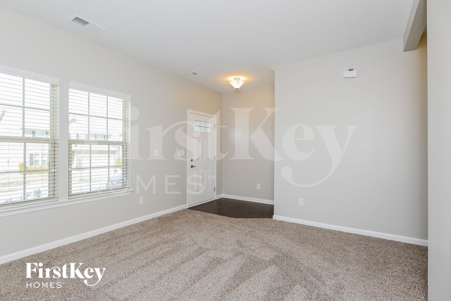 Building Photo - 825 Wingthorn Rose Dr