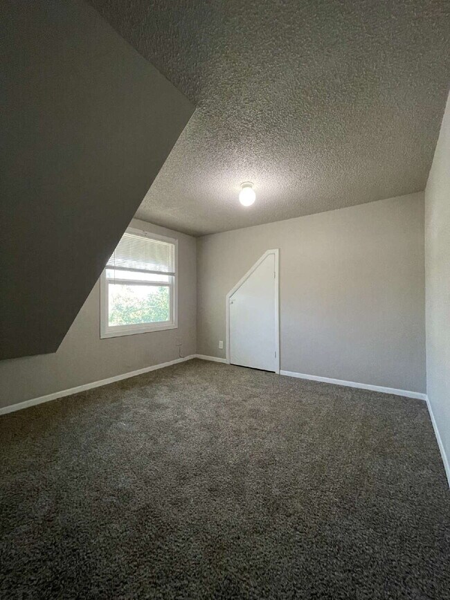 Building Photo - Spacious 3-Bedroom, 2-Bathroom Apartment with **Portable AC Unit Included** in NW Portland