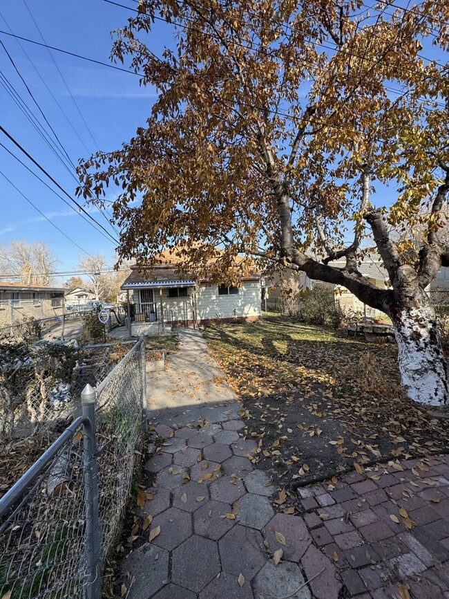 Building Photo - Cozy home in Rose Park