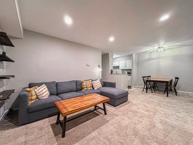 Building Photo - Beautiful Fully Furnished 2 Bed 1 Bath Con...