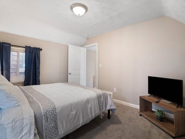 Building Photo - 1415 W 57th St