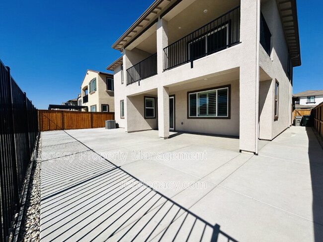 Building Photo - 4096 Azul Way