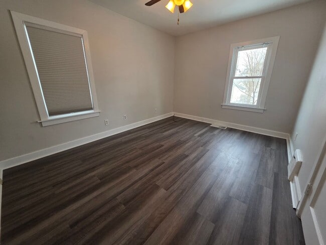 Building Photo - 3 bedroom, 1 bath home with attached garage, off Mt. Vernon Rd.