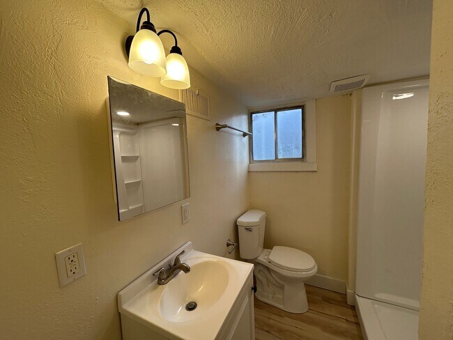 Building Photo - Angulo 421 S Duplex