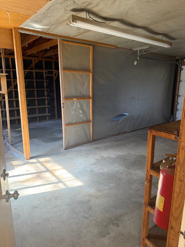 Building Photo - Ranch Style 3 bed, 1-1/2 bath Aurora Home Ready for Move In!