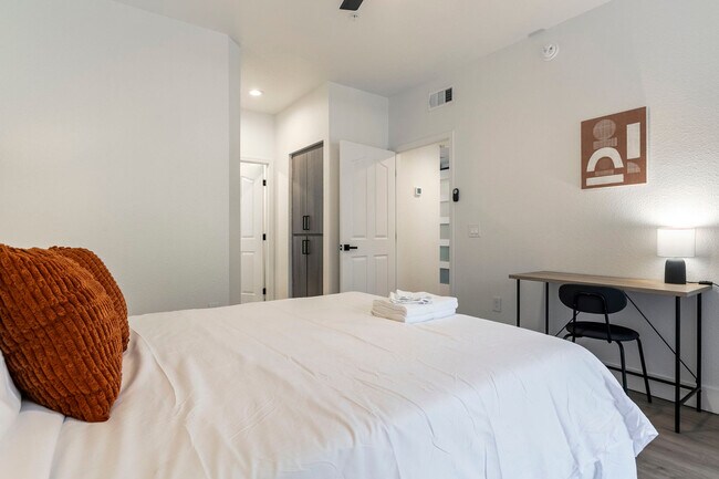 Building Photo - 15608 N 71st St