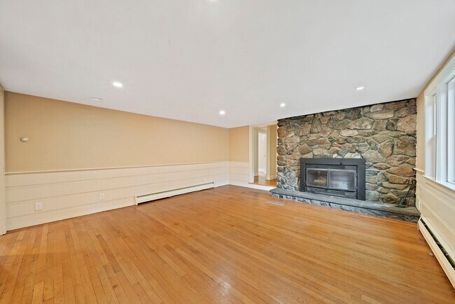 Building Photo - 334 N Main St