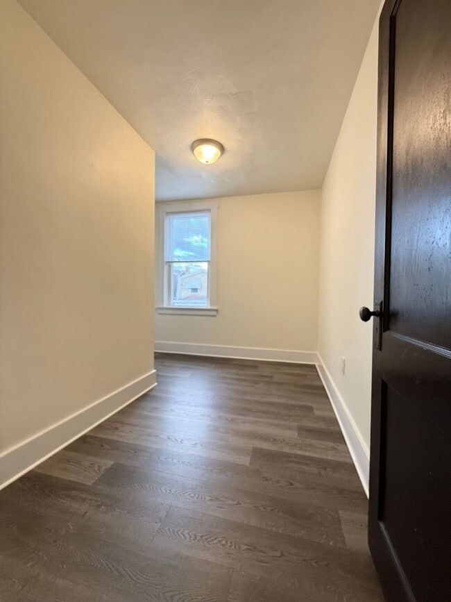 Building Photo - Updated 3BR 1 bath house with off street p...