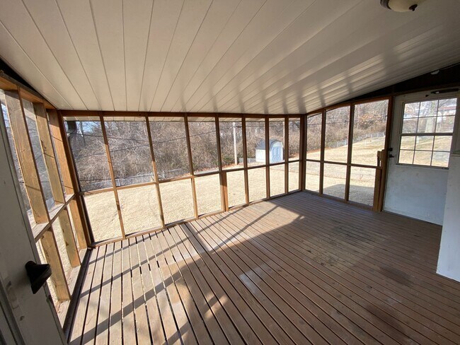 Building Photo - Charming 3 Bedroom with Great Yard