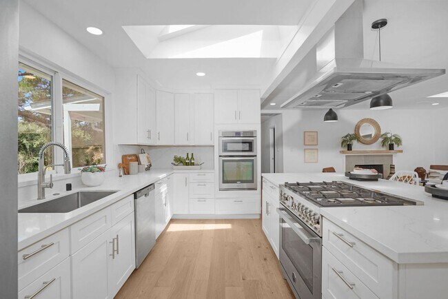 Building Photo - Fully Renovated Orinda Home for Rent, Avai...