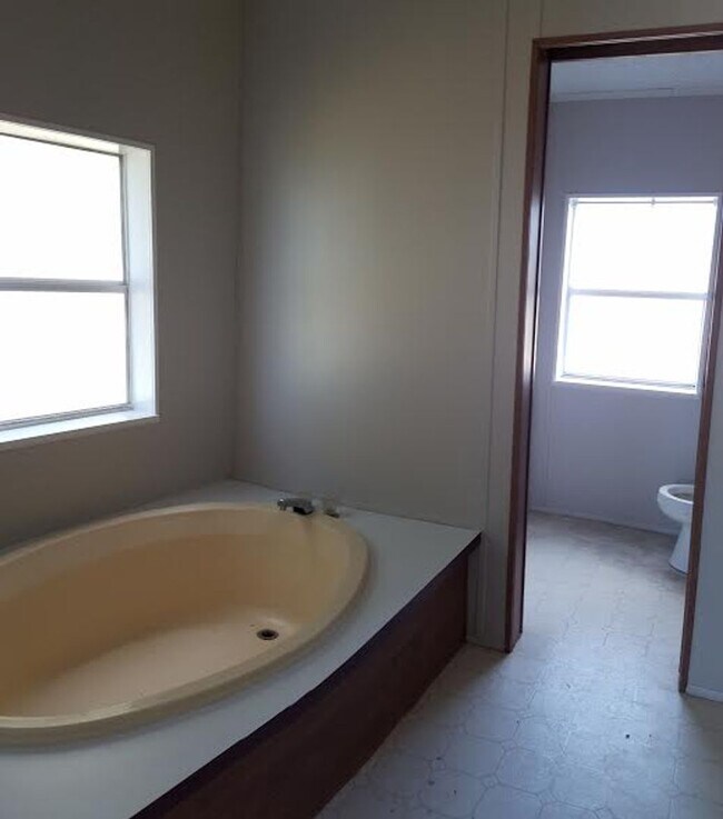 Building Photo - BIG 1,800 sq ft 3 Bedroom, 2 bath + office / den (could be a 4th bedroom)