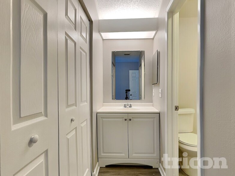 Building Photo - 309 Regal Park Dr