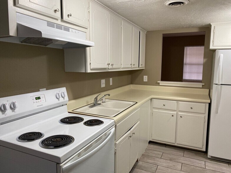 Building Photo - 29 Woodmont Dr