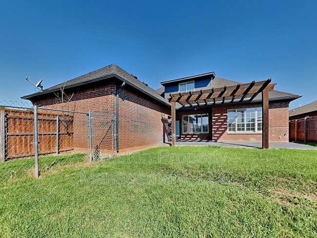 Building Photo - 2008 SE 9th St