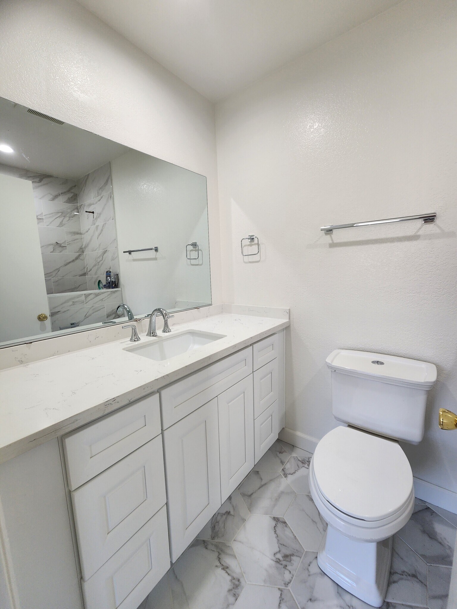 Building Photo - 625 N Angeleno Ave