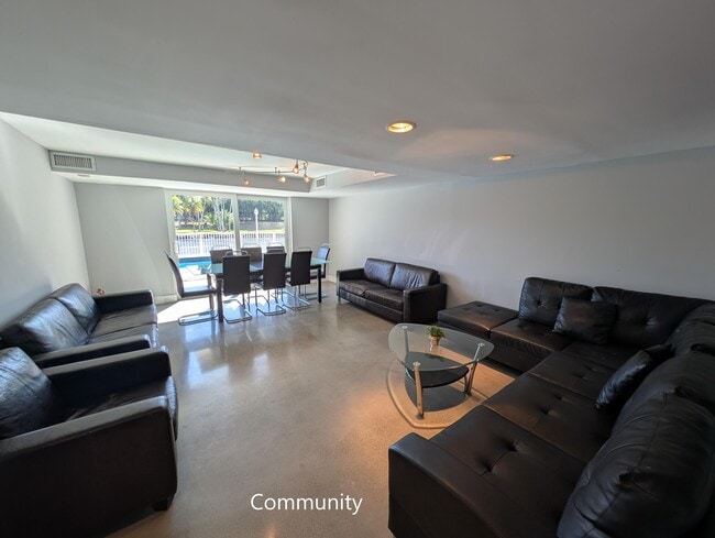 Building Photo - 1720 NW N River Dr