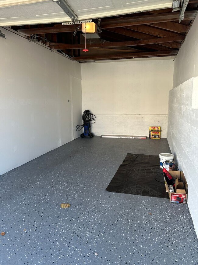 Building Photo - Renovated 1 Bedroom, 1 Bath Ground Floor Apartment with Washer/Dryer and 1 Car Garage