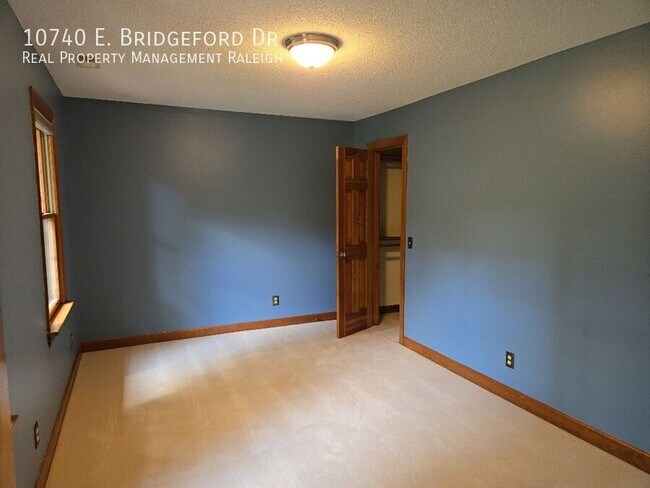 Building Photo - 10740 E Bridgford Dr