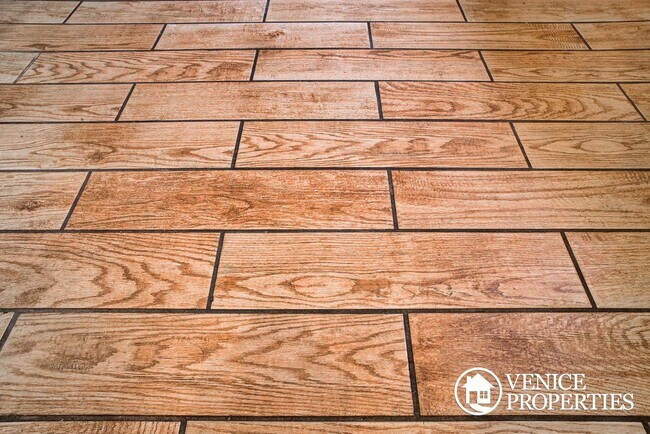 Building Photo - 1984-1986 Summit St