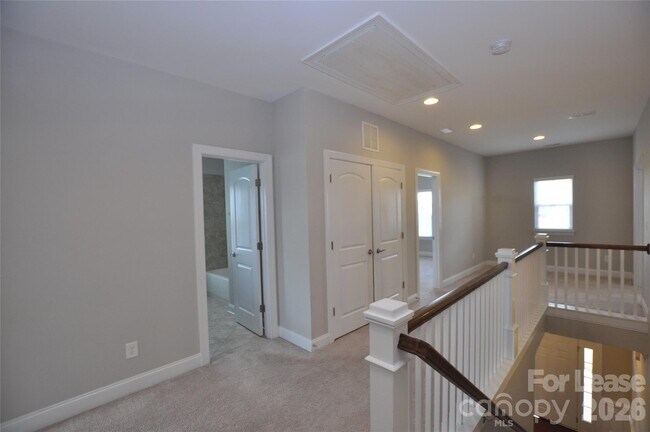 Building Photo - 1004 Sterling Dr