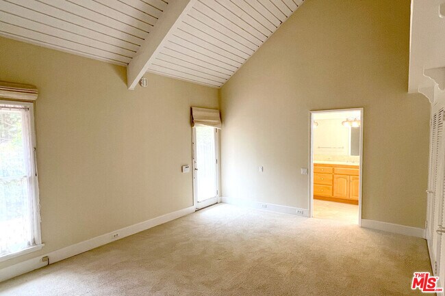 Building Photo - 2325 Banyan Dr