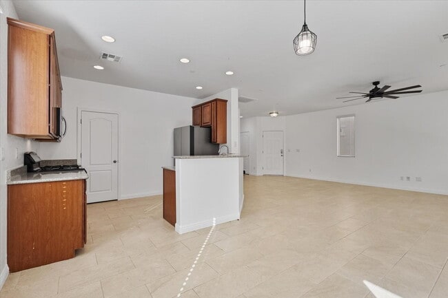 Building Photo - Gorgeous 4BR/2.5BA/2GA Two-Story Gem in Ga...