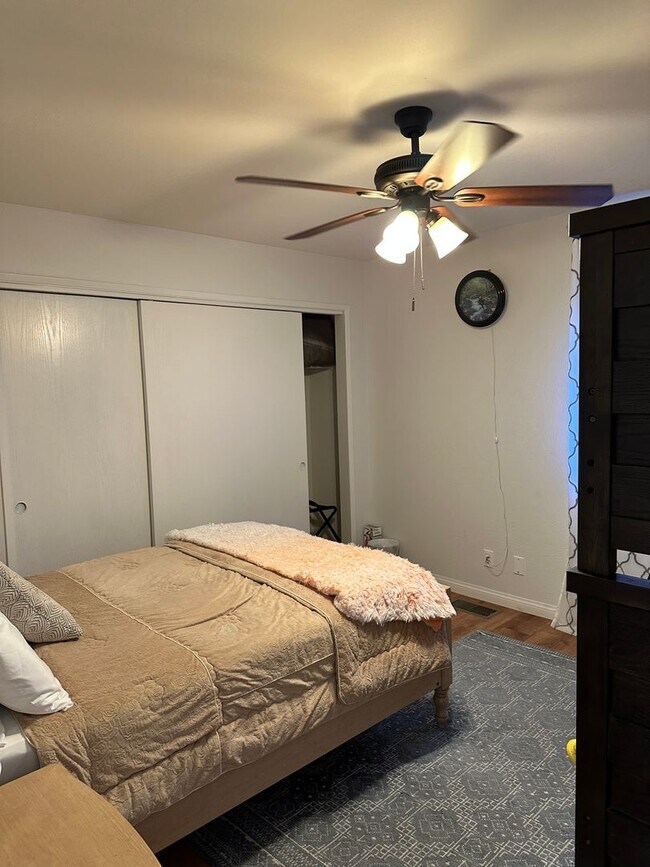 Building Photo - 2 bedroom 2bath with garage.