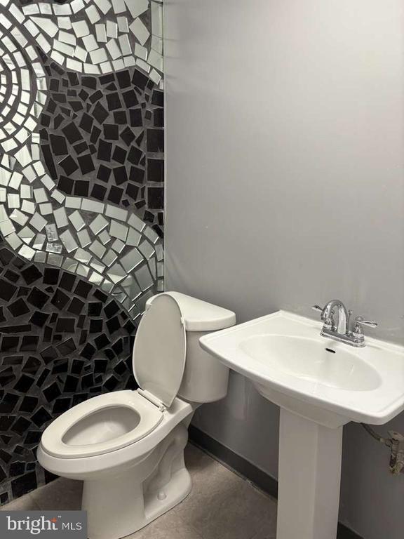 Building Photo - 5718 Woodbine Ave