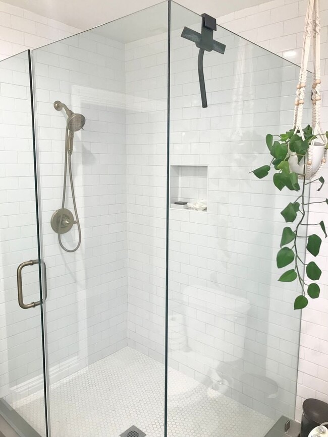 Building Photo - Gorgeous 3 Bedroom 2 Bath Updated House for Lease Near SoFi!