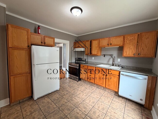 Building Photo - 4 Bedroom 2 Bathroom Home with Great Back Deck! $1300