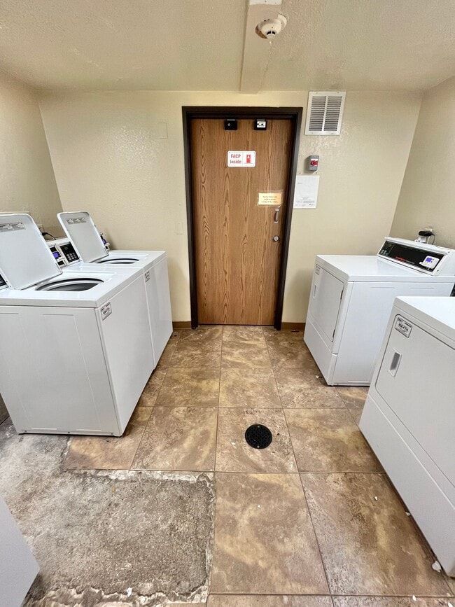 Building Photo - Bella Sierra Apartments