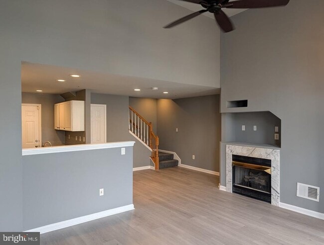 Building Photo - 1891 Crescent Park Dr