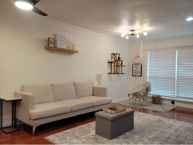 Primary Photo - 5326 Fleetwood Oaks Ave