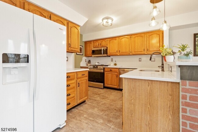 Building Photo - 18 Pond Ridge Dr