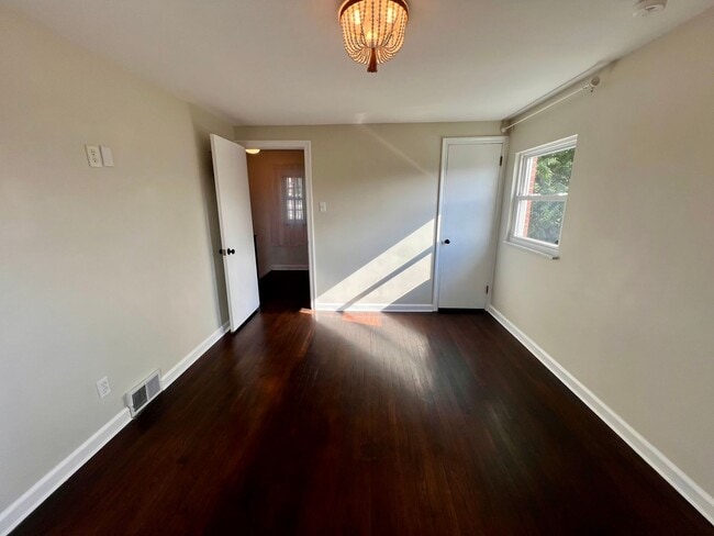 Building Photo - Brentwood - Stunning 3 Bedroom 2 Bathroom ...
