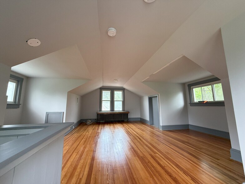 Top floor bedroom (sleeps 2) - 7205 Rhode Island Ave