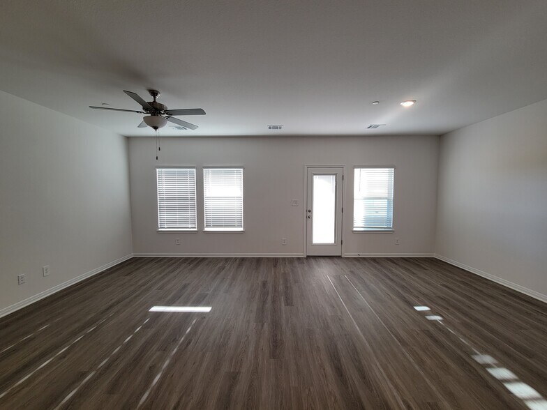 Building Photo - 1850 Settlers Glen Dr