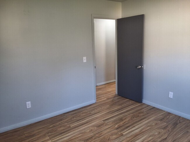 Building Photo - Comfy 2 Bedroom, 1 Bath House located in R...