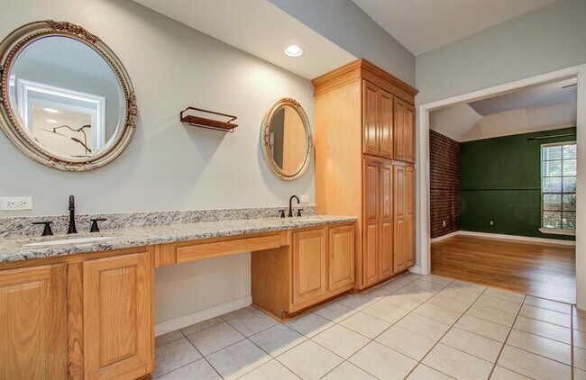 Building Photo - 5339 Holly View Dr