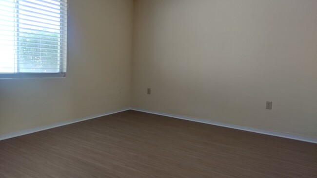 Building Photo - 1 bedroom, 1 bathroom end unit condo beach...